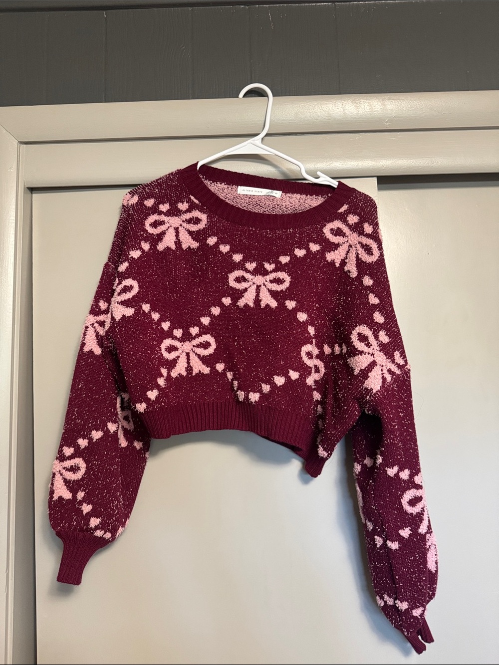 Altar'd State Pink Bow Motif Cropped Sweater - Wine & Pink